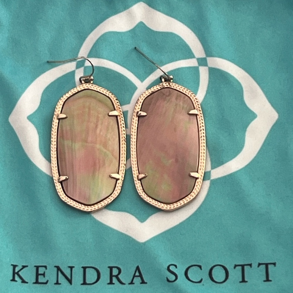 Kendra Scott Danielle Earring in Brown Mother of Pearl. Iridescent stone.